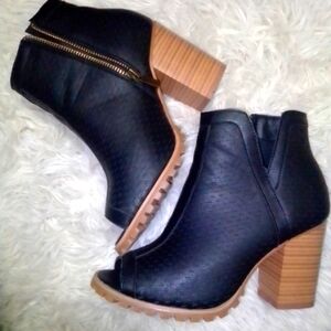 Sexy zip down boots by seven size 7 euc